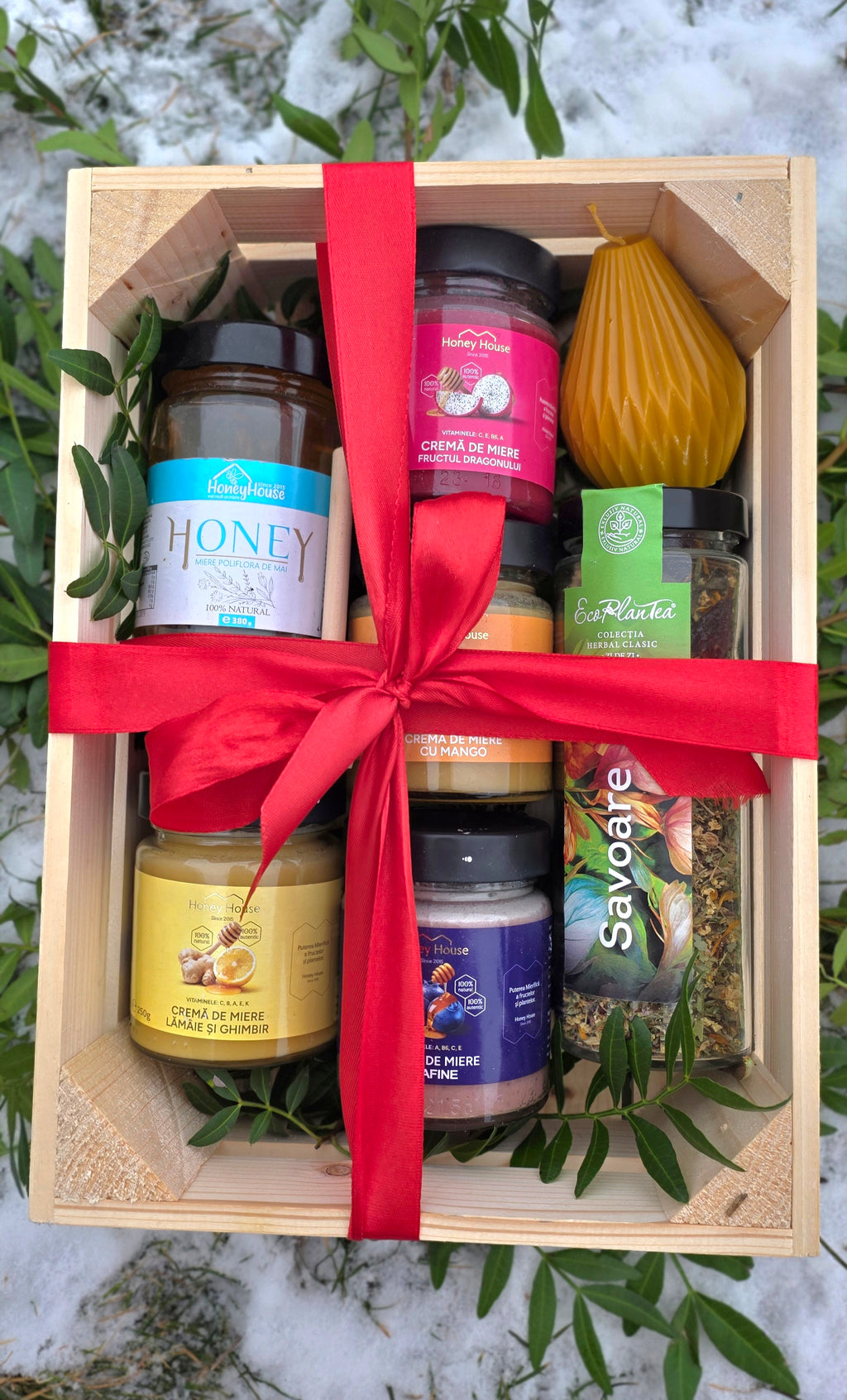 O lada din lemn cu produse HoneyHouse