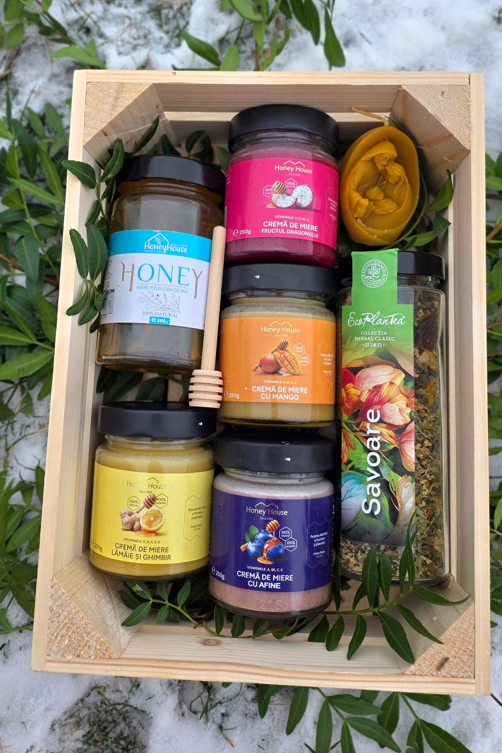 O lada din lemn cu produse HoneyHouse